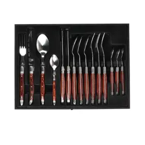 Set de 16 cubiertos con hojas de acero y mangos de madera noble, presentados en caja de madera