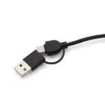 Cable de carga con tres salidas y pieza redonda de bamboo de donde emergen los conectores