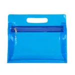 Estuche de PVC transparente con cierre y fuelle, visto de frente, mostrando su cuerpo translúcido y estructura rectangular