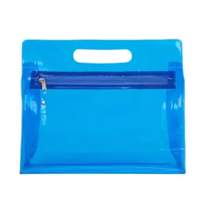 Estuche de PVC transparente con cierre y fuelle, visto de frente, mostrando su cuerpo translúcido y estructura rectangular