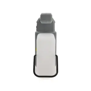 Linterna de mano fabricada en ABS y PP con manija ergonómica y panel de luz lateral, vista en ángulo frontal