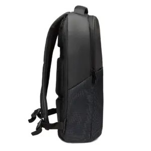 Mochila de polyester con compartimiento principal, bolsillo frontal y correas acolchadas visibles