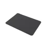 Mouse pad rectangular de superficie PU y base de caucho, visto desde arriba sobre escritorio