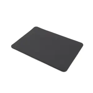 Mouse pad rectangular de superficie PU y base de caucho, visto desde arriba sobre escritorio