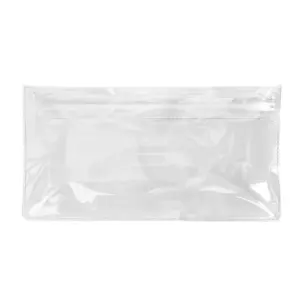 Estuche plano de material transparente con cierre, visto de frente mostrando su interior vacío