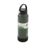 Botella de acero inoxidable con doble pared, dos tapas a rosca —una con boquilla y anillo, otra con manija— y base de silicona antideslizante