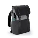 Mochila urbana de tela sintética con compartimento principal, solapa con broches y correas ajustables, diseño bicolor