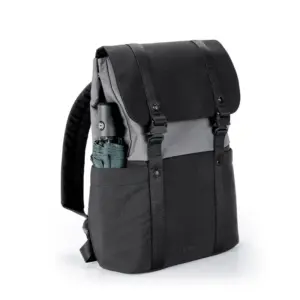 Mochila urbana de tela sintética con compartimento principal, solapa con broches y correas ajustables, diseño bicolor