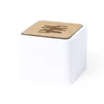 Parlante portátil rectangular fabricado en bambú y PLA compostable, con botón trasero y puerto Micro USB visibles