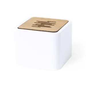 Parlante portátil rectangular fabricado en bambú y PLA compostable, con botón trasero y puerto Micro USB visibles