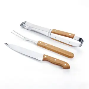 Set de asado con cuchillo, tenedor trinchador y pinza, con mangos de madera y hojas de acero inoxidable
