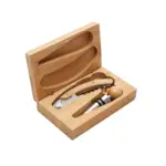 Set de accesorios para vino en acero inoxidable compuesto por sacacorchos de dos tiempos y tapón, presentado en caja