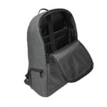 Mochila de poliéster con compartimento frontal, bolsillos laterales y correas acolchadas, vista frontal