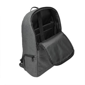Mochila de poliéster con compartimento frontal, bolsillos laterales y correas acolchadas, vista frontal