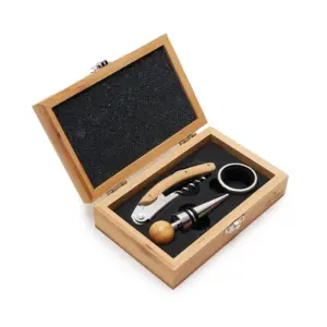 Estuche compacto con cuatro accesorios para vino: sacacorchos de dos tiempos, destapador corona, tapón y collar cortagota