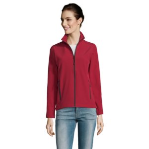 Chaqueta softshell de mujer con tela exterior impermeable, interior de polar y dos bolsillos laterales con cremallera