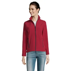 Chaqueta softshell de mujer con tela exterior impermeable, interior de polar y dos bolsillos laterales con cremallera