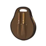 Set de asado compuesto por tabla redonda con mango de madera de acacia, cuchillo y tenedor de acero inoxidable, y bolsa de cuero con cierre estribo