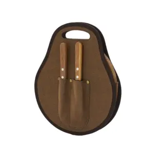 Set de asado compuesto por tabla redonda con mango de madera de acacia, cuchillo y tenedor de acero inoxidable, y bolsa de cuero con cierre estribo