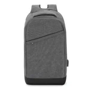 Mochila de tela shield polycanvas con bolsillo principal de gran apertura, cierres metálicos y espaldar acolchado