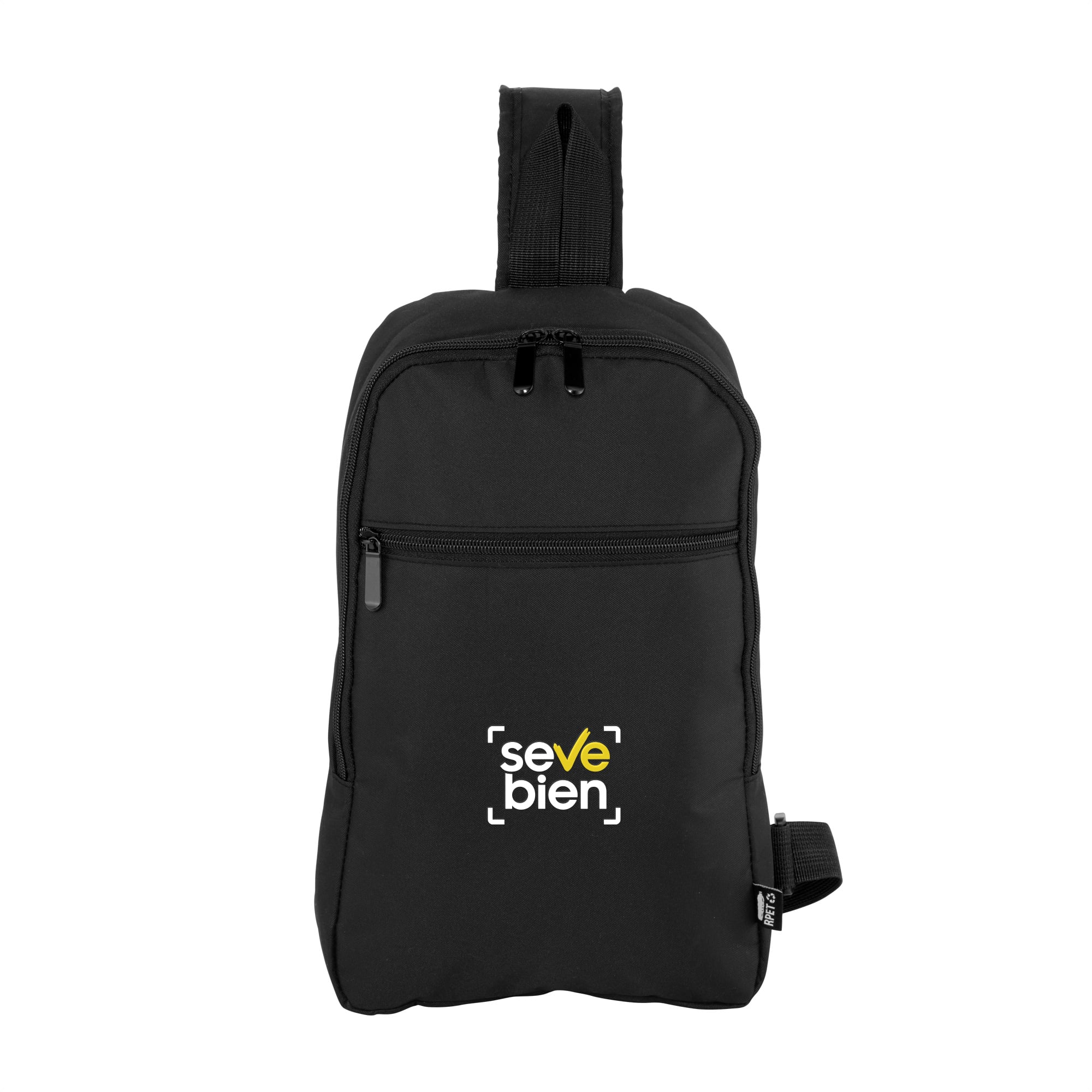 Bandolera negra de frente con logo de muestra, asa superior, bolsillo frontal con cierre y etiqueta RPET lateral