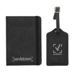 Funda para pasaporte y etiqueta para equipaje vistas de frente, con un logo de muestra en ambas piezas