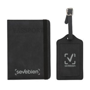 Funda para pasaporte y etiqueta para equipaje vistas de frente, con un logo de muestra en ambas piezas