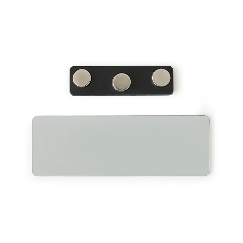 Placa rectangular blanca de bordes redondeados junto a su agarre magnético negro con tres imanes, vistos desde arriba