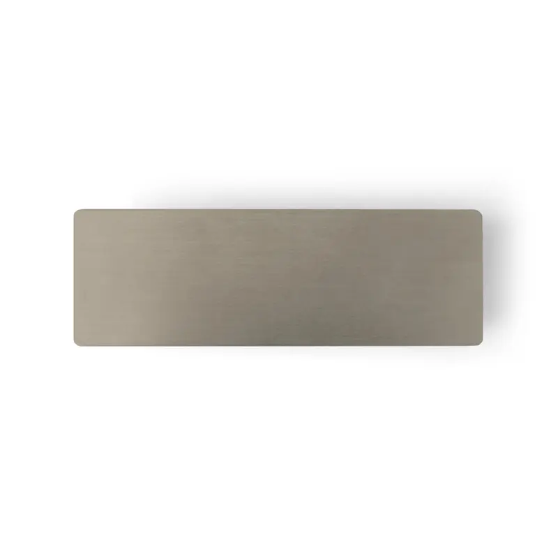 Name tag rectangular plateado de acero inoxidable, sin marcaje, visto de frente con esquinas redondeadas