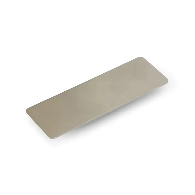 Name tag rectangular plateado de acero inoxidable, sin marcaje, visto en perspectiva sobre fondo blanco