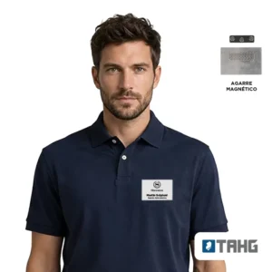 Name tag rectangular con un logo de muestra en el pecho de un hombre con polera polo azul marino; arriba, el agarre magnético
