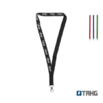 Lanyard de cinta plana colgado en V con un logo repetido a lo largo y mosquetón metálico, junto a tres cintas de muestra