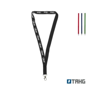 Lanyard de cinta plana colgado en V con un logo repetido a lo largo y mosquetón metálico, junto a tres cintas de muestra