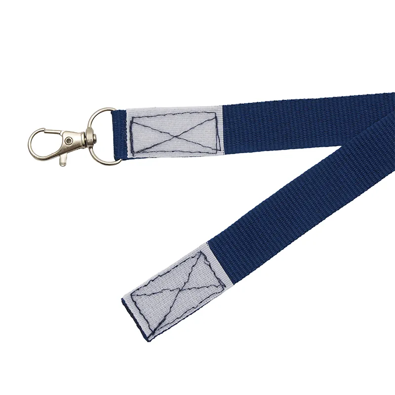 Detalle del lanyard azul marino con mosquetón metálico y los dos extremos del cierre de velcro separados