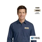 Name tag de madera con un logo de muestra en el pecho de un hombre con camisa azul; arriba, el detalle del agarre magnético