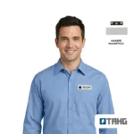 Hombre con camisa celeste que lleva en el pecho el name tag con un logo de muestra, y detalle del agarre magnético