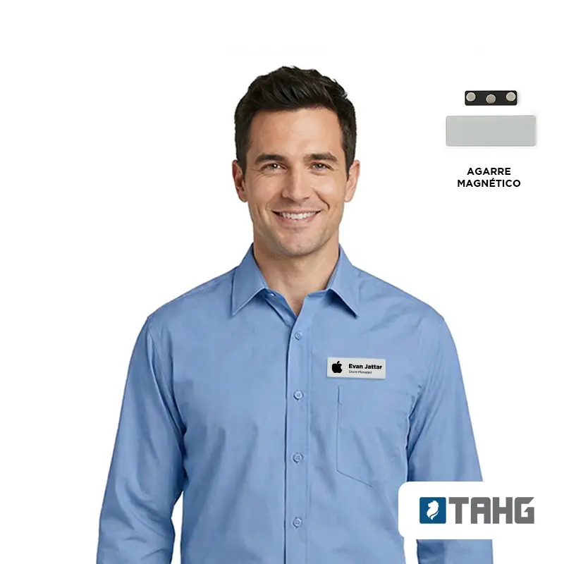 Hombre con camisa celeste que lleva en el pecho el name tag con un logo de muestra, y detalle del agarre magnético
