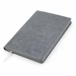 Cuaderno con tapa flexible de PU y lomo recto, cerrado, mostrando la portada lisa apta para marcaje