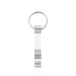 Llavero de aluminio con destapador integrado, forma rectangular compacta y superficie lisa apta para grabado