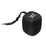 Parlante Bluetooth en perspectiva, con un logo de muestra en la tapa superior de acero inoxidable
