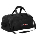 Bolso deportivo oscuro visto en ángulo, con asa doble, correa acolchada, bolsillos con cierre y diseño frontal de muestra