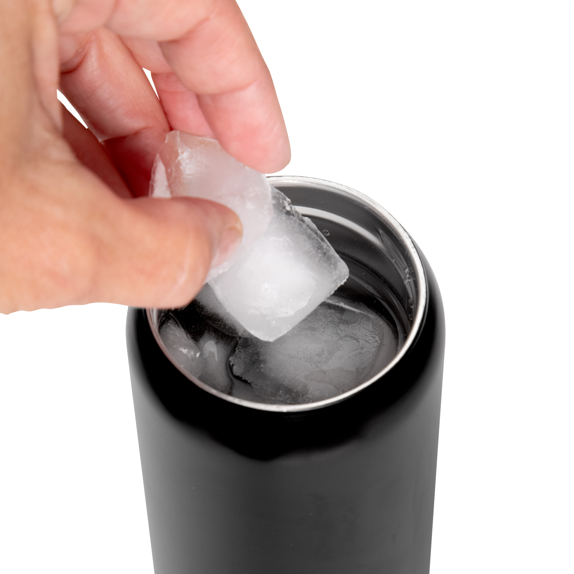 Parte inferior de boca ancha de la botella recibiendo cubos de hielo