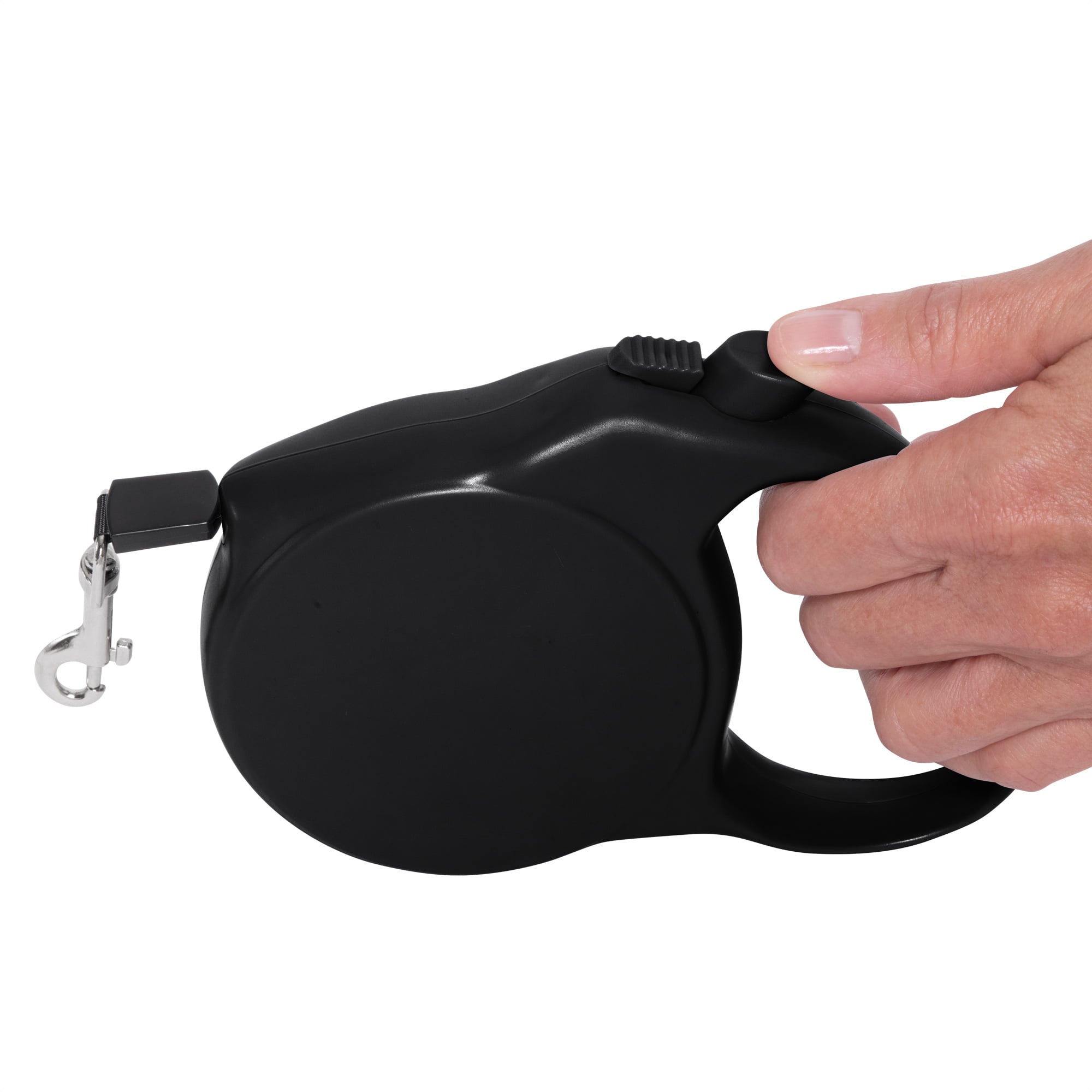 Mano sosteniendo la correa retráctil negra por el mango, con el pulgar sobre los botones superiores