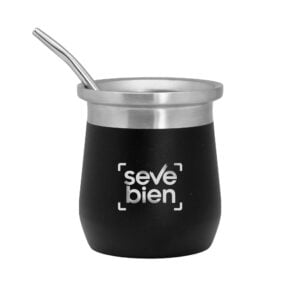 Mate de acero inoxidable con borde plateado y bombilla, visto de frente, con un logo de muestra