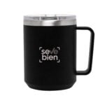 Mug de doble pared con asa y tapa transparente, de frente, con un logo de muestra en el cuerpo