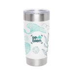 Mug cilíndrico blanco con tapa transparente, bandas metálicas y diseño frontal de muestra