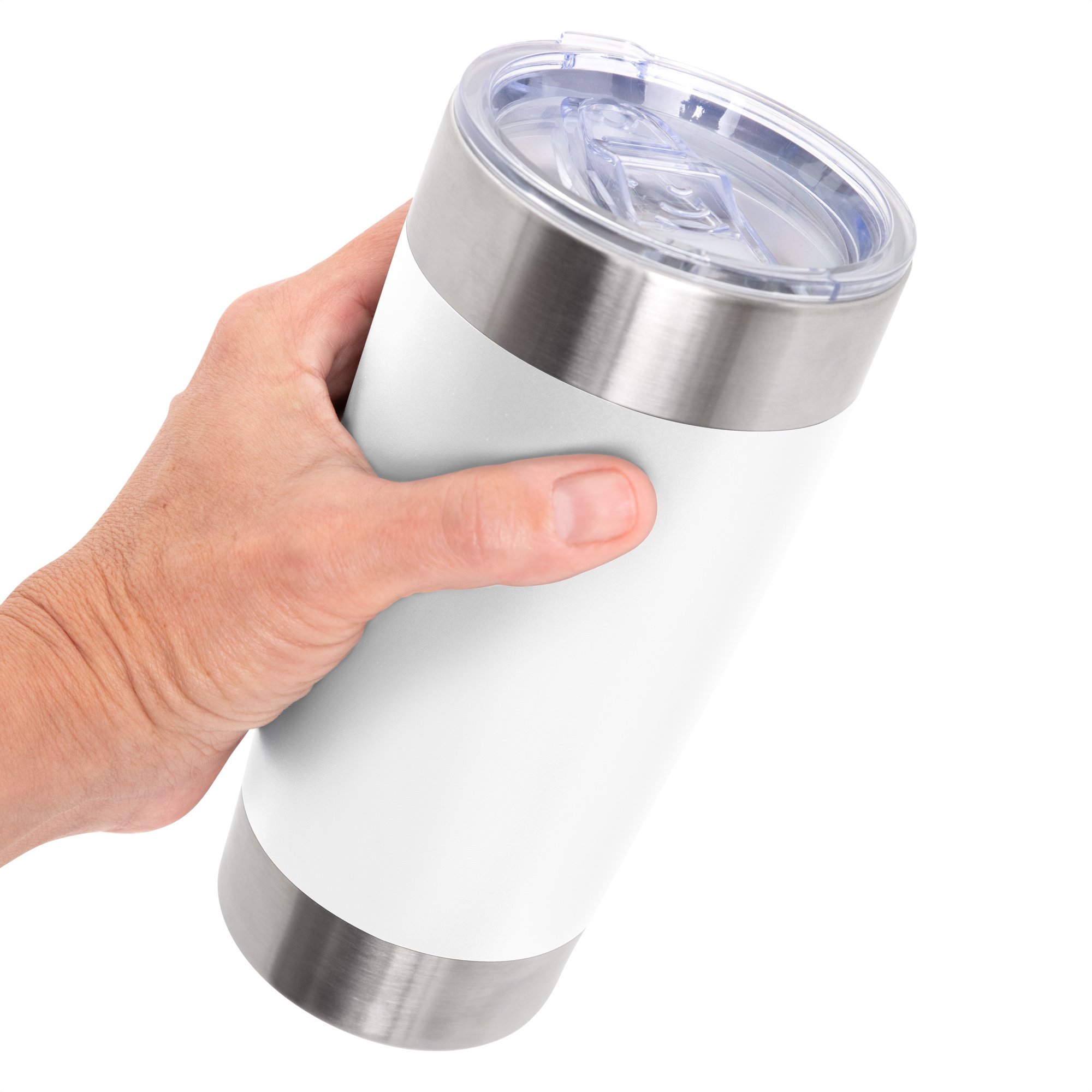 Mug térmico blanco sostenido en una mano